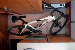 (2009-02-08) Knaus 400LKK. Bicicleta P18R.jpg