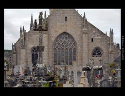(2007-08-19) N051 Locronan. Iglesia  de S. Ronan s.XV, cementerio y calvario.jpg