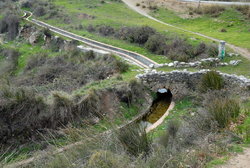 (2009-02-21) Senderismo por la Sierra de Huétor N136 Acéquia de Aynadamar.jpg
