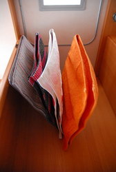 (2009-03-29) Knaus Sport 400LKK. Toallero en el baño N009R.jpg