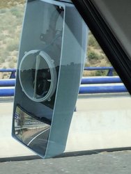 espejo roto desde la auto.jpg