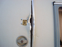 puerta-reventada.jpg