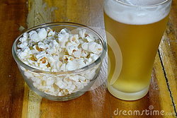 palomitas-en-cuenco-y-cerveza-56725795.jpg