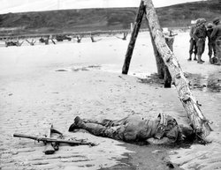 Omaha_Beach_American_Casualty.jpg