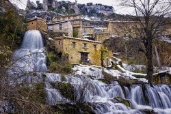 Orbaneja_del_Castillo._Caída_de_la_cascada_en_el_Ebro.jpg
