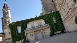 uzes.jpg