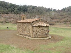 10 Ermita en el Crater del Santa Margarida.jpg