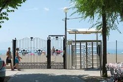 puerta salida  a la playa.jpg