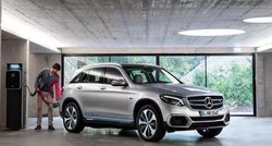 Mercedes-Benz-GLC-F-Cell-Garage-Repostando-Fronto-Lateral.jpg