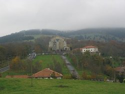 350px-Santuario_de_Urkiola[1].jpg