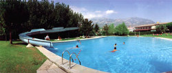 berga resort - piscina estiu ab tobogan allargada.jpg