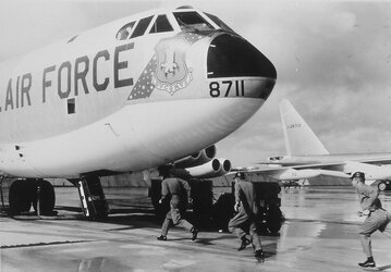 Boeing-RB-52B-15-BO-Stratofortress-52-8711-first-operational-B-52-at-March-AFB-1965-Ducemus-We...jpg