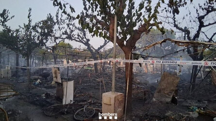 O_094318_incendio-en-camping-vendrell-14-caravanas-quemadas-y-1700-evacuados.jpg