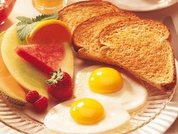 Desayuno_frutas_con_tostadas_y_huevos.JPG