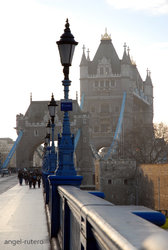 (2009-01-02) Tower Bridge - The Queen's walk - British Museum N030.jpg