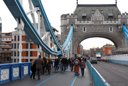 (2009-01-02) Tower Bridge - The Queen's walk - British Museum N076P.jpg