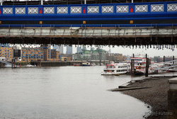 (2009-01-02) Tower Bridge - The Queen's walk - British Museum N107.jpg