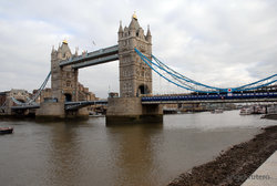 (2009-01-02) Tower Bridge - The Queen's walk - British Museum N109.jpg