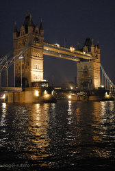 (2008-12-31) N205 Tower Bridge.jpg