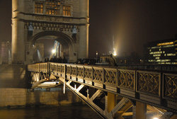 (2008-12-31) N222 Tower Bridge.jpg