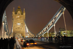 (2008-12-31) N220 Tower Bridge.jpg