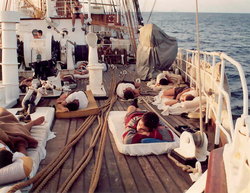 (1993-05) Durmiendo en cubierta.jpg