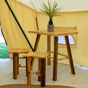 glamping-mesas-sillas.jpg